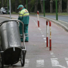Un barrendero trabaja en la zona de carril bici de la capital burgalesa.-R. G. O.