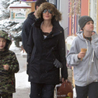 Angelina Jolie, con sus hijos Knox Leon (izquierda) Y Shiloh, en Colorado, este lunes.-GTRES