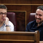 Pablo Iglesias e Íñigo Errejón, durante la intervención de Pedro Sánchez en el debate de investidura.-EFE / JAVIER LIZON
