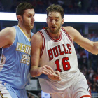 Pau Gasol avanza con el balón ante Jusuf Nurkic, el el partido los Bulls y los Nuggets han disputado en Chicago.-Foto: EFE / KAMIL KRZACZYNSKI