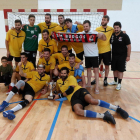 La plantilla del UBU San Pablo posa con el trofeo de campeón.-TWITTER / @BALONMANOBURGOS