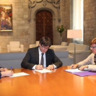 Carles Puigdemont y Oriol Junqueras firman la notificación del TSJC de la suspensión de la partida presupuestaria del referéndum.-