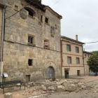 Las piedras cayeron de la parte superior, dejando casi sin asiento uno de los dos escudos nobiliarios de la fachada.-G. G.