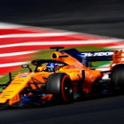 Fernando Alonso y su McLaren, en la sesión de este miércoles en Montmeló.-/ EFE / ALEJANDRO GARCIA