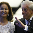 El escritor Mario Vargas Llosa y su pareja, Isabel Preysler, a su llegada a la cena con la que el escritor peruano celebró su 80 cumpleaños.-EFE / JUANJO MARTÍN