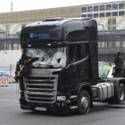 Imagen del camión que arrolló ayer a los visitantes de un mercadillo navideño en el centro de Berlín.-RAINER JENSEN / EFE