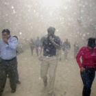 Ciudadanos huyendo de la zona del World Trade Center, el 11-S del 2001.-SUZANNE PLUNKETT/AP