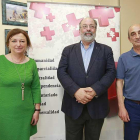 Concha Pérez, secretaria provincial de Cruz Roja, Arturo Almansa, presidente de la organización en Burgos, e Ignacio Angulo, coordinador.-RAÚL G. OCHOA