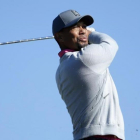 Tiger Woods golpea la bola en  la primera vuelta del torneo celebrado en Torrey Pines, en San Diego (EEUU).-