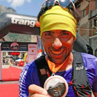 Luis AlbertoHernando exhibe su medalla poco después de entrar victorioso en meta.-