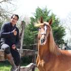 Borja con uno de los caballos de su cuadra. ECB