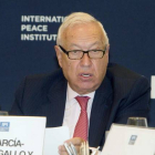 El ministro de Asuntos Exteriores, José Manuel García-Margallo, interviene en un desayuno de trabajo en el International Peace Institute (IPI) en Nueva York.-EFE