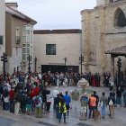 Vecinos del barrio, ciudadanos de Burgos y representantes políticos se concentraron junto a la iglesia de San Esteban para condenar la brutal paliza.-RAÚL G. OCHOA