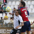 Borja Sánchez protege un balón ante un defensor del Osasuna B.-SANTI OTERO