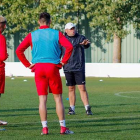 Fosky da instrucciones a los jugadores durante el entrenamiento de ayer.-ALBA DELGADO / BURGOS CF