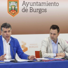 El vicealcalde, Vicente Marañón, y el alcalde, Daniel de la Rosa, durante la presentación del Plan de Sostenibilidad Turística. SANTI OTERO