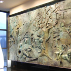 Javier Sanz junto a uno de sus grandes encargos. Un mural en bronce para el hotel Gran Bilbao en 2008.-ART-TERRA
