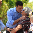 Pedro Sánchez pide el voto puerta a puerta en Móstoles.-EFE / ZIPI