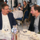 Xavier Domènech conversa con Enric Hernàndez al inicio del desayuno de Primera Plan@.-RICARD FADRIQUE