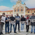 Integrantes externos e internos de la redacción de este nuevo periódico posan con su primer número en el patio del Centro Penitenciario de Burgos.-ECB