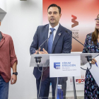 José Ángel Martín, Daniel de la Rosa y Rebeca Heras, con el logo de la sociedad detrás.-SANTI OTERO