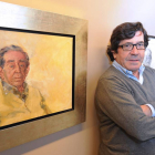 El artista posando con uno de sus retratos.-Israel L. Murillo