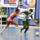 Oli conduce un balón en un duelo en el Polideportivo Círculo-Israel L. Murillo