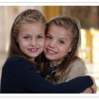 Leonor y Sofía, en la foto que aparece en el christmas de la familia real.-CASA DE SU MAJESTAD EL REY