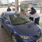 Un coche en una gasolinera.-Foto: EFE