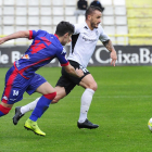 Borja Sánchez, que repetirá en posiciones interiores, conduce el balón en el choque ante el Amorebieta.-ISRAEL L. MURILLO