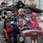 Una familia huye de los combates en la localidad siria de Khaldieh.-REUTERS / KHALIL ASHAWI