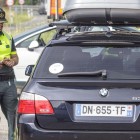 Los agentes de ambos cuerpos policiales realizaron controles aleatorios a vehículos que a priori se dirigen al país vecino.-SANTI OTERO