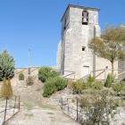 La iglesia de Orbaneja y el puente romano que salva el viejo tramo del tren.-M. M.