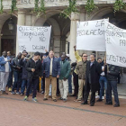 Los vendedores ambulantes, ayer, con pancartas frente al Ayuntamiento.-SERGIO ISAR