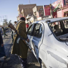 Un policía inspecciona el coche que llevaba los explosivos.-Foto: HANI MOHAMMED / AP