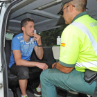 Un joven, en una imagen de archivo, pasa uno de los controles preventivos de los agentes de Tráfico en una carretera burgalesa.-ISRAEL L. MURILLO