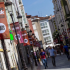 Las calles del centro se decoraron con las banderolas de la feria. SANTI OTERO