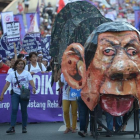 Manifestantes en Manila durante el Día Internacional de la Mujer empujando una efigie del presidente filipino, Rodrigo Duterte-/ TED ALJIBE (AFP)