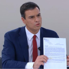 Pedro Sánchez, durante el 'cara a cara', mostrando la carta que la Junta de Castilla y León envío a Carmen Albillo.-