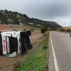 Fallece un camionero tras salirse de la vía y volcar en la CL-619 a la altura de Baltanás (Palencia)
