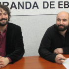 Guillermo Ubieto (dcha.), acompañado de José Sarrión, candidato regional de IU a la presidencia de la Junta-E. M.