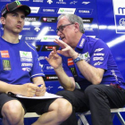 Jorge Lorenzo atiende las explicaciones de su técnico Ramón Forcada.-Foto: EMILIO PÉREZ DE ROZAS