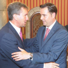 Javier Lacalle y Daniel de la Rosa se abrazaron tras el Pleno de investidura.-ISRAEL L. MURILLO