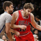 Pau Gasol avanza con el balón ante Brook López, durante el encuentro entre los Bulls y los Nets.-Foto: AP / KATHY WILLENS