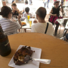 Una familia disfruta de los pinchos y tapas en una terraza.-RAÚL G. OCHOA
