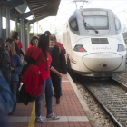 La CNMC expedienta a ocho empresas de seguridad y comunicación ferroviaria.-JOAN REVILLAS