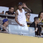 Neymar sigue el partido de Brasil en el estadio Rose Bowl de Pasadena.-KEVORK DJANSEZIAN / GETTY IMAGES