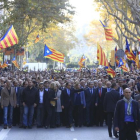 Mas, arropado por el Govern y alcaldes, saluda a la llegada al TSJC, en el paseo Lluís Companys.-FERRAN NADEU