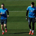 Bale (d) junto a Courtois en el último entrenamiento del Madrid.-EFE