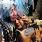 Familiares de las víctimas avión indonesio-AFP